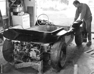 Bruce Meyers modelando o Manx I