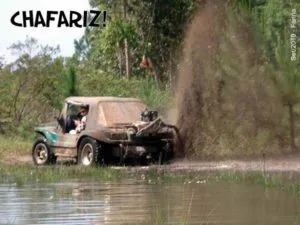 buggy com capota de inverno, no meio da lama