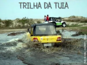 Buggy com capota de inverno, atravessando um trecho com água e barro