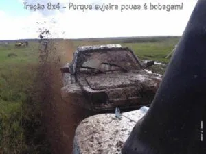 Um buggy no barro, com capota fechada