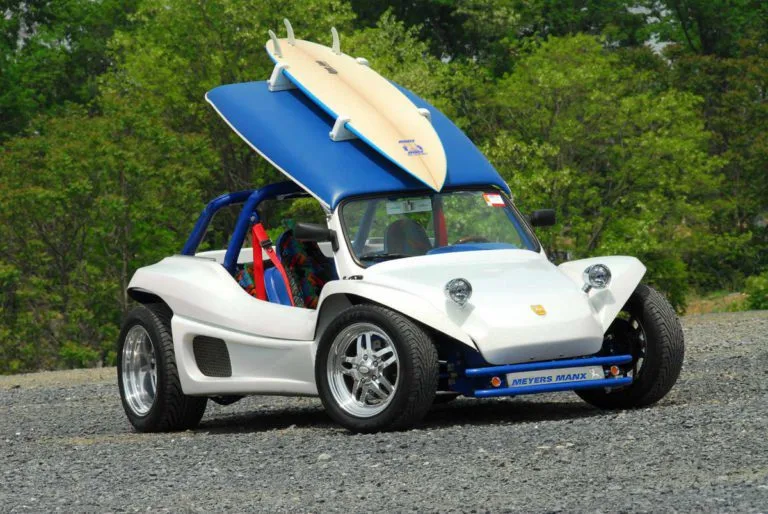 A capota rígida abre para facilitar a entrada no buggy
