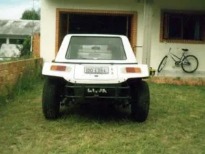 Visão traseira do buggy Look com capota de fibra