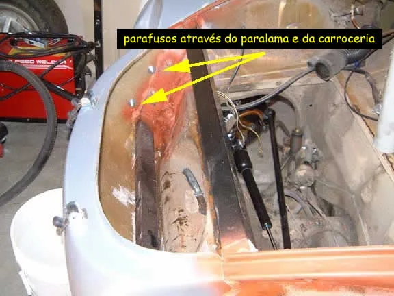 Detalhe dos parafusos de fixação do paralama