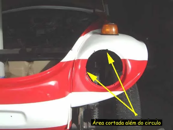 A armação dos faróis não é redonda. Observe os furos