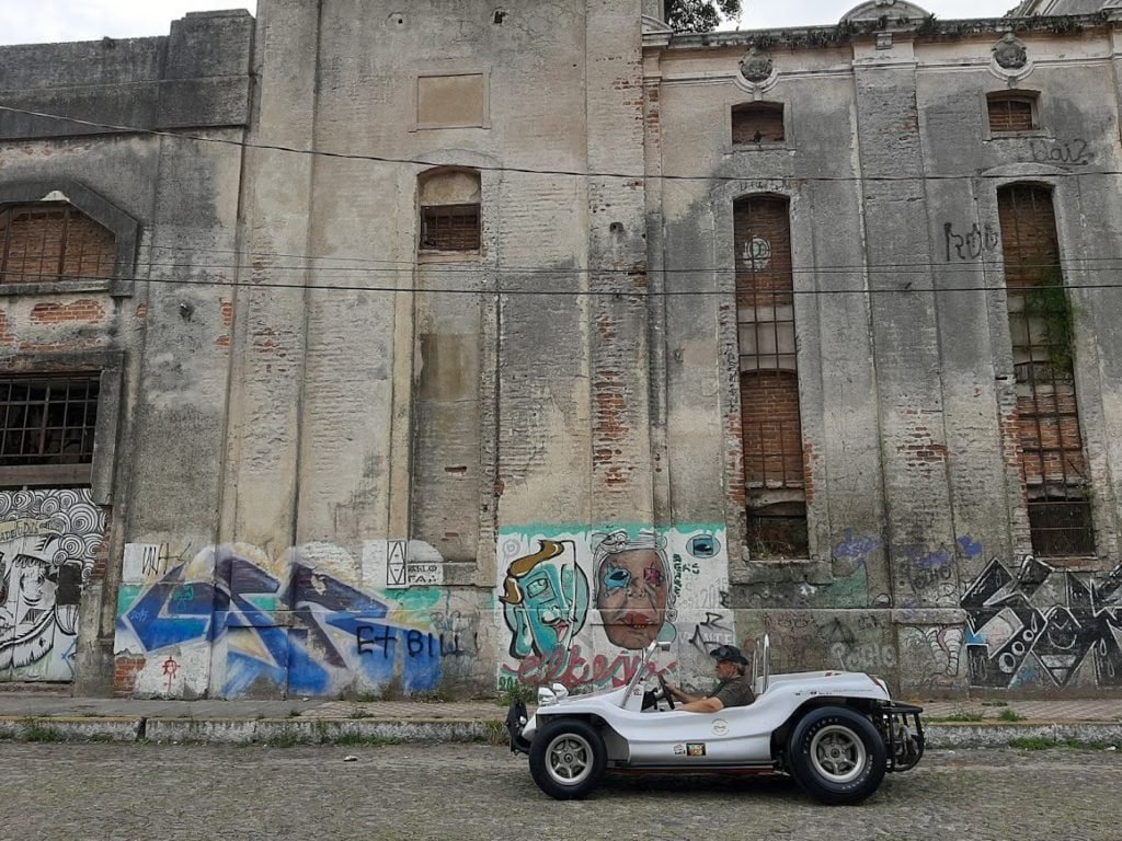 Velho'73 na frente de uma cervejaria do século 19